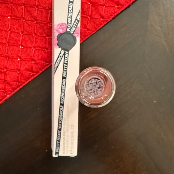 Viktor & Rolf New Flowerbomb Pretty peony travel spray!!! - Picture 3 of 3